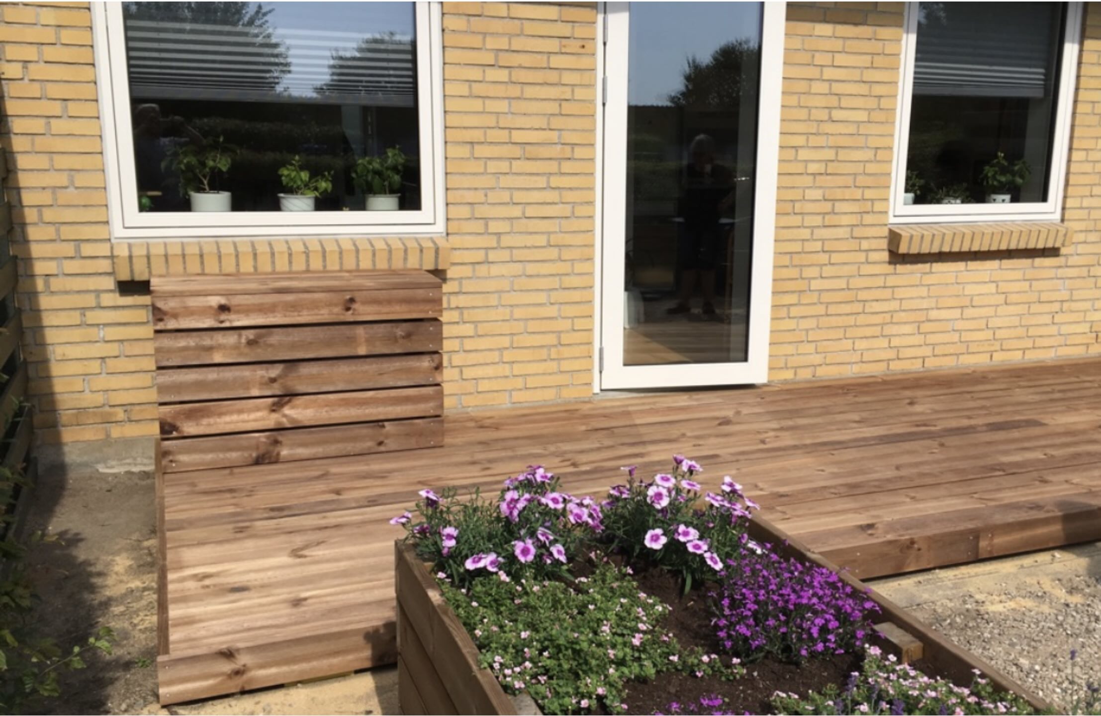 terasse med blomsterkasse